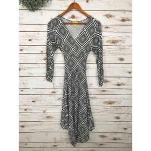 LIZ LANG BLACK & WHITE DRESS SIZE SMALL